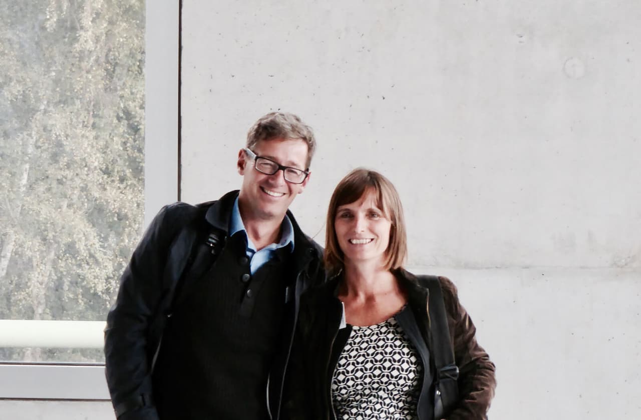 Jana Urbanová en Fred Veerman voor een betonnen wand