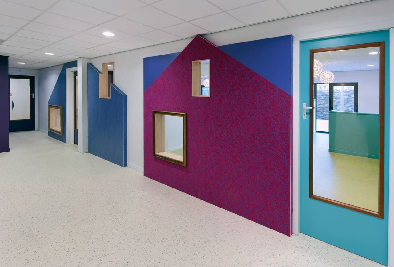 Gang met gekleurde decorhuisjes in Kindcentrum Magiek