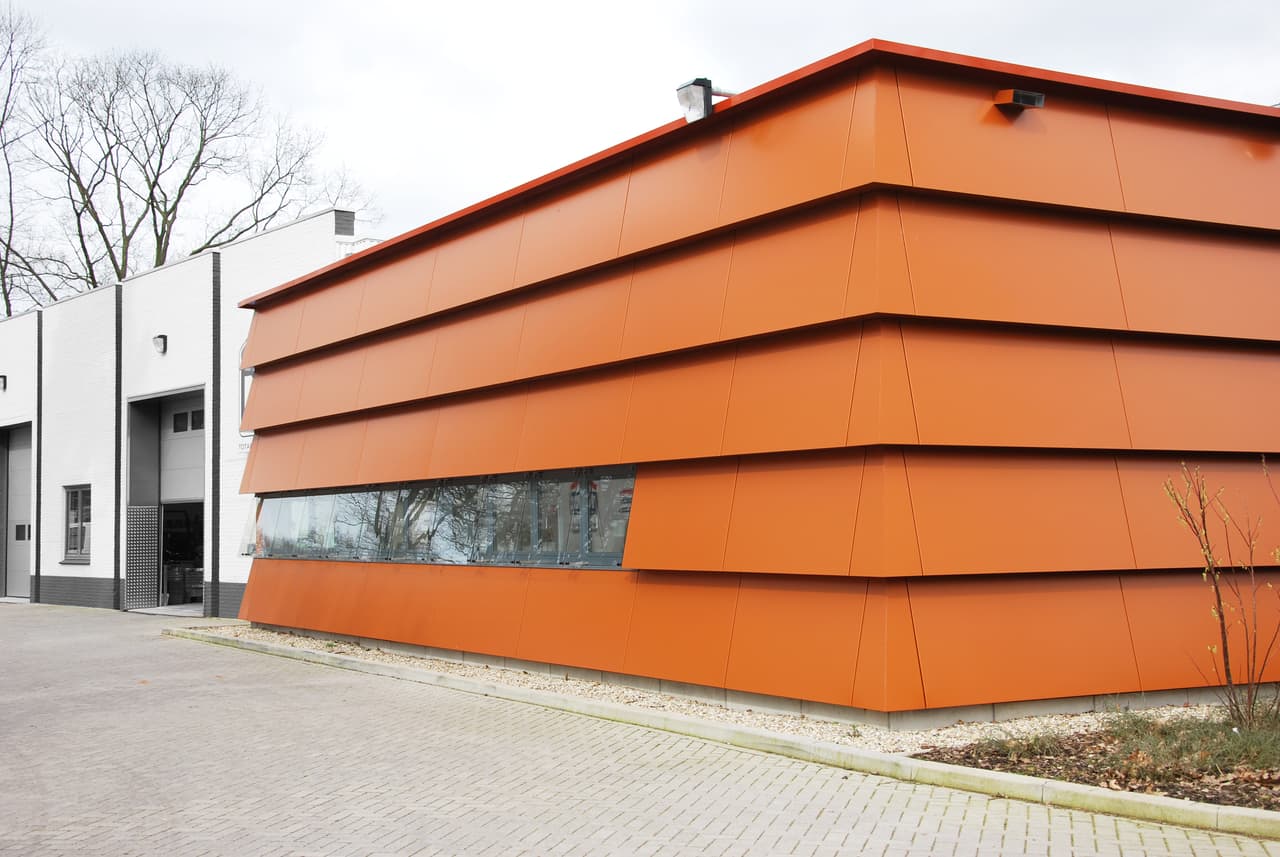 Gevel van terracotta schubben om de werkplaats van MENS in Zeist