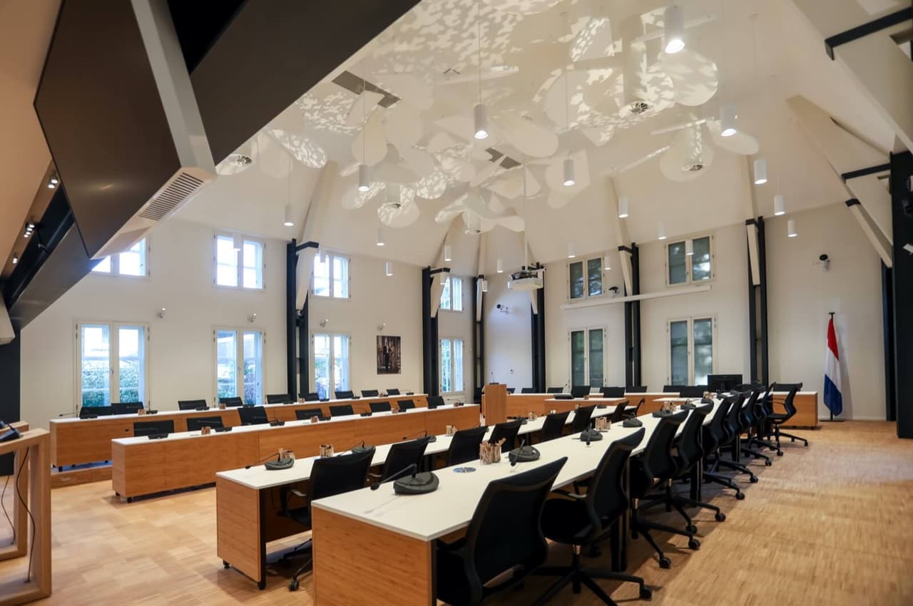 Raadzaal onder de kap van het koetshuis, met daglicht door de hoge ramen