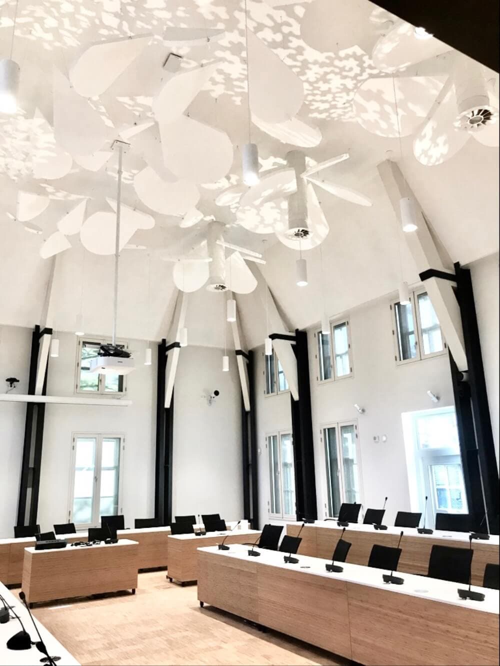 Hoge raadzaal onder de kap van het koetshuis
